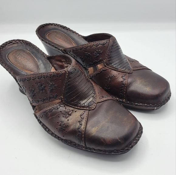 Clarks Shoes - Clarks Artisan leather upper mules size 6M